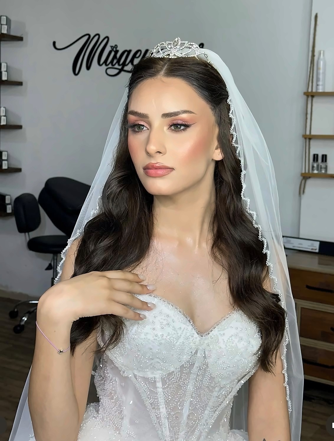 Gelin saçı ve makyajı, taç ve duvakla